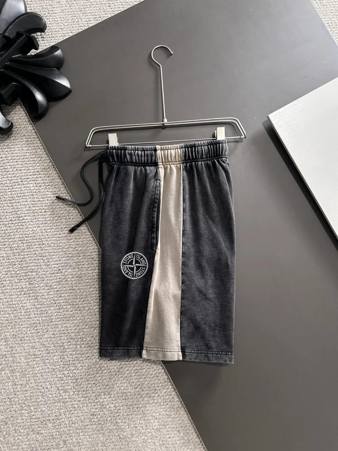 Next day shipment P300 High quality Stone lsland/Stone Island 2025 spring and summer new high-definition elastic band casual solid color loose shorts, made with machines imported from Italy. The hem of the trousers is stitched with two needles. The stitching is fine and firm. The fabric is customized at the counter and is highly breathable and comfortable. The details are impeccable. The brand element design concept reflects high quality. It feels delicate and soft! It presents a casual cut and the upper body shape is great! Size: S-XXL